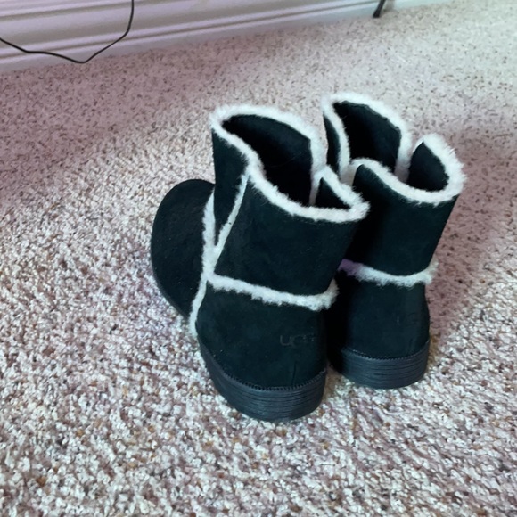 Black with white ruffle UGG booties - Picture 2 of 3